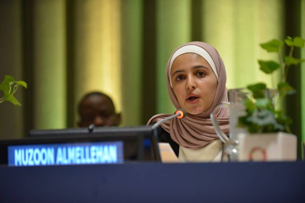 Le 25 septembre 2019, l'ambassadrice de bonne volonté de l'UNICEF, Muzoon Almellehan, prend la parole lors d'une cérémonie commémorative à l'occasion du trentième anniversaire de l'adoption de la Convention relative aux droits de l'enfant au siège des Nations Unies. © UNICEF/UNI208720/McIlwaine