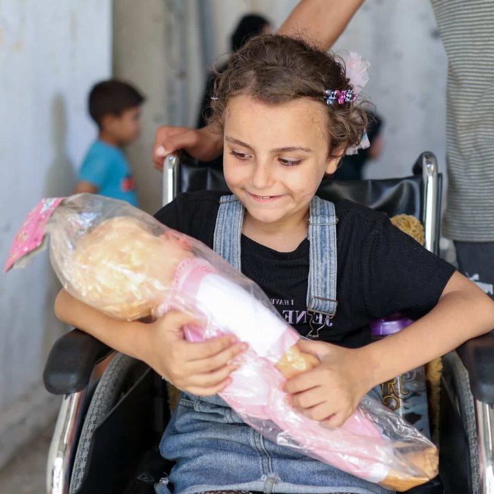 Rozy, 8 ans, a perdu sa sœur et est désormais paralysée à cause de la guerre. Grâce à l'UNICEF, elle reçoit désormais le soutien psychosocial et le matériel dont elle a besoin pour faire face à ses traumatismes. ©UNICEF/UNI616428