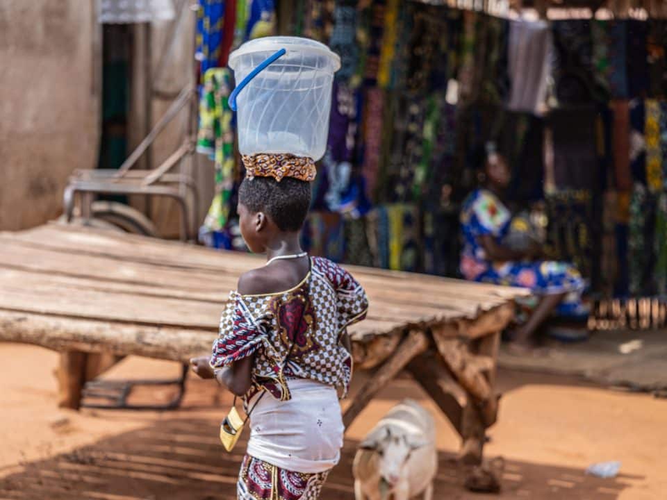 Le Couffo est l'un des départements du Bénin les plus touchés par le travail des enfants. Les enfants travaillent aux côtés des adultes, compromettant leur santé, leur éducation et leur avenir, tout en entravant le développement du pays. 35,6 % des enfants âgés de 5 à 17 ans travaillent, dont près de 50 % dans des conditions dangereuses. © UNICEF/UNI794998/