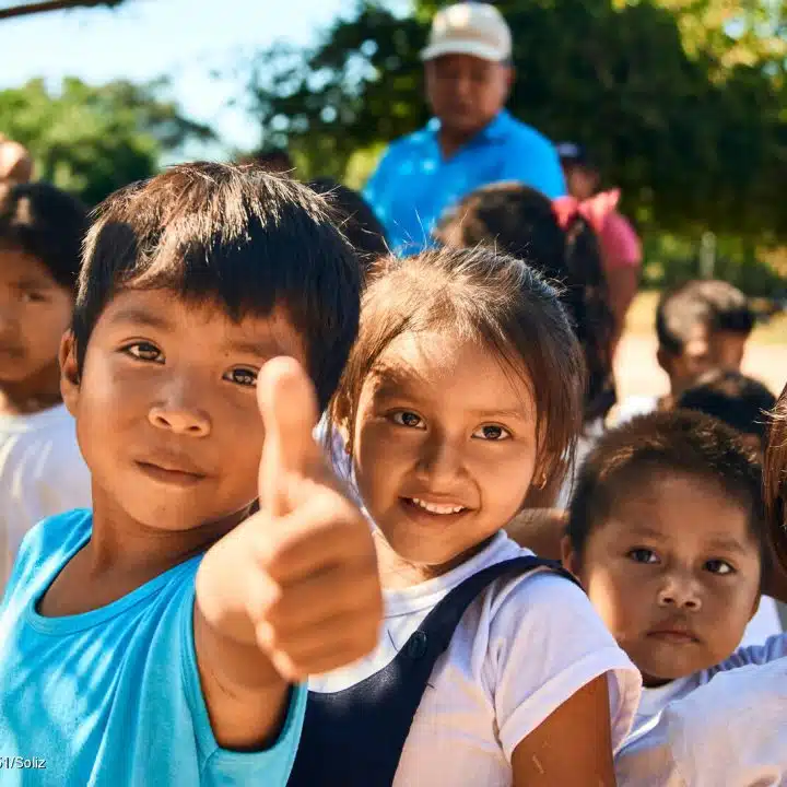 Les élèves de l'école « San Manuel » en Bolivie lors de la distribution de sacs à dos, le 11/04/2025. © UNICEF/UNI819951/Soliz