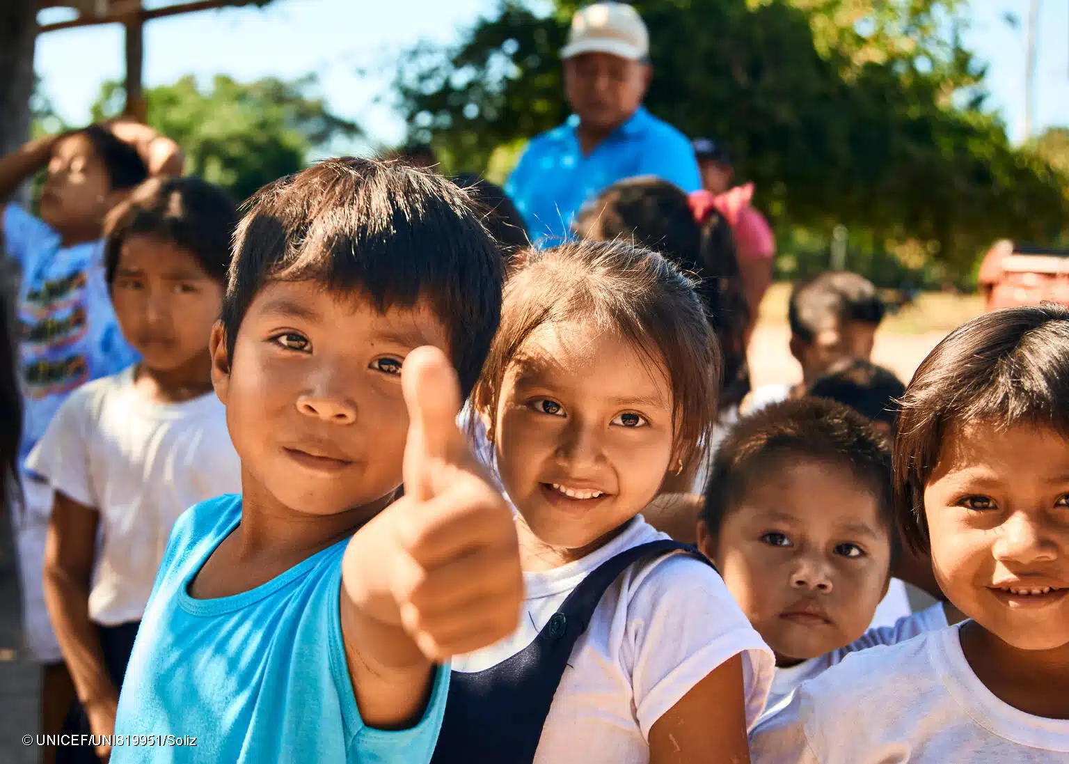 Les élèves de l'école « San Manuel » en Bolivie lors de la distribution de sacs à dos, le 11/04/2025. © UNICEF/UNI819951/Soliz