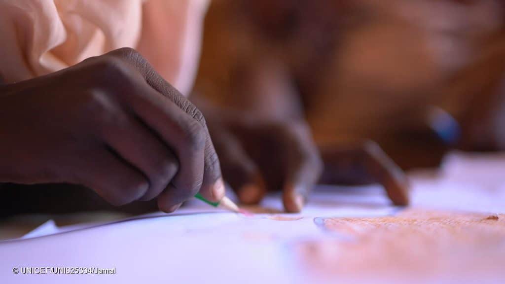 Awatif, 11 ans, dessine et peint dans un centre soutenu par l'UNICEF, à Tawila, dans le nord du Darfour. © UNICEF/UNI825334/Jamal