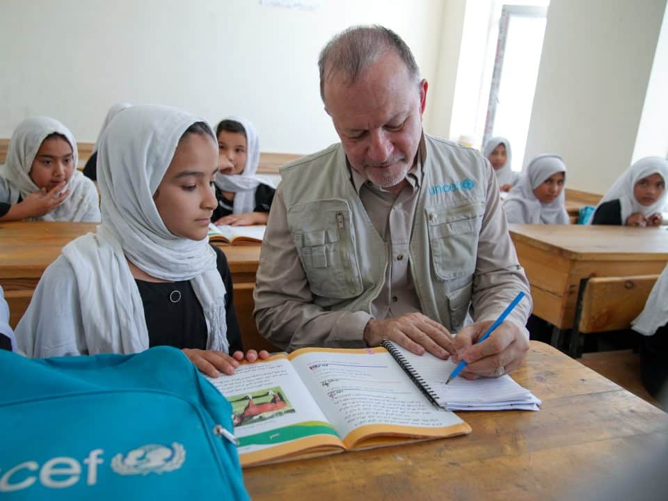 [Education Afghanistan 2025] Ted Chaiban, directeur général adjoint de l'UNICEF chargé de l'action humanitaire et des opérations d'approvisionnement, rencontre des élèves de l'école Ustad Abdullah à Kunduz, dans le nord de l'Afghanistan. © UNICEF/UNI844950/Fazel