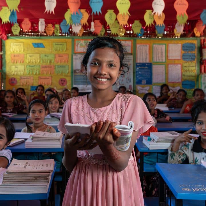 Noor, 13 ans, étudie dans un des centres d'apprentissage que gère l'UNICEF dans les camps de réfugiés de Cox's Bazar, au Bangladesh. Janvier 2025. © UNICEF/UNI851142/Kruglinski