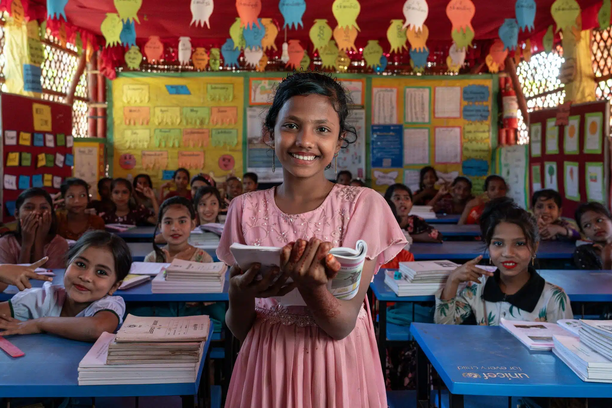 Noor, 13 ans, étudie dans un des centres d'apprentissage que gère l'UNICEF dans les camps de réfugiés de Cox's Bazar, au Bangladesh. Janvier 2025. © UNICEF/UNI851142/Kruglinski