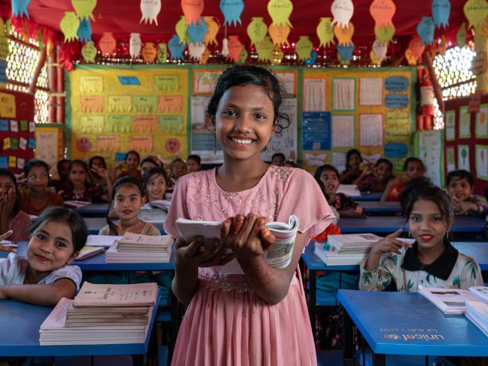 [Bangladesh éducation 2025] Environ 500 000 enfants rohingyas grandissent dans le plus grand camp de réfugiés du monde à Cox's Bazar, après avoir fui les violentes attaques perpétrées au Myanmar, en 2017. A travers les actions de l'UNICEF, 244 609 d'entre eux suivent un enseignement formel. © UNICEF/UNI851142/Kruglinski