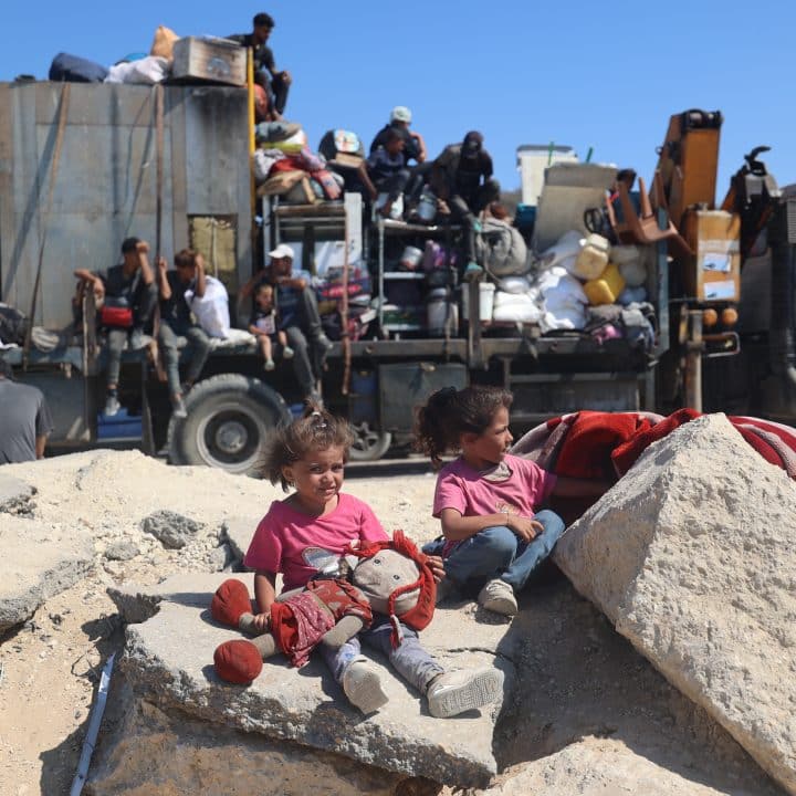 Des milliers de familles palestiniennes fuient la ville de Gaza en direction du sud de la bande de Gaza, alors que des bombardements intensifs s’abattent sur la ville et que des ordres d’évacuation sont donnés. 15 septembre 2025. ©UNICEF/UNI863960/El Baba