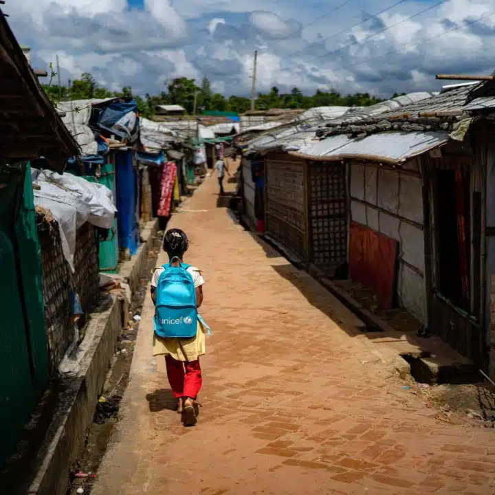 [Bangladesh éducation 2025] Une fillette porte un sac à dos de l'UNICEF dans le camp de Rohingyas à Ukhiya, dans le district de Cox's Bazar. Les élèves du primaire ne peuvent plus aller à l'école en raison de la fermeture des établissements et rares sont ceux qui peuvent encore suivre des cours particuliers pour rattraper leur retard scolaire. © UNICEF/UNI866997/