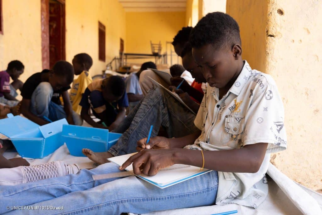 Le 23 septembre, des enfants participent à un atelier de dessin et d'art dans un centre soutenu par l'UNICEF dans la ville d'Atbara, dans l'État du Nil, au Soudan. © UNICEF/UNI871013/Dawod