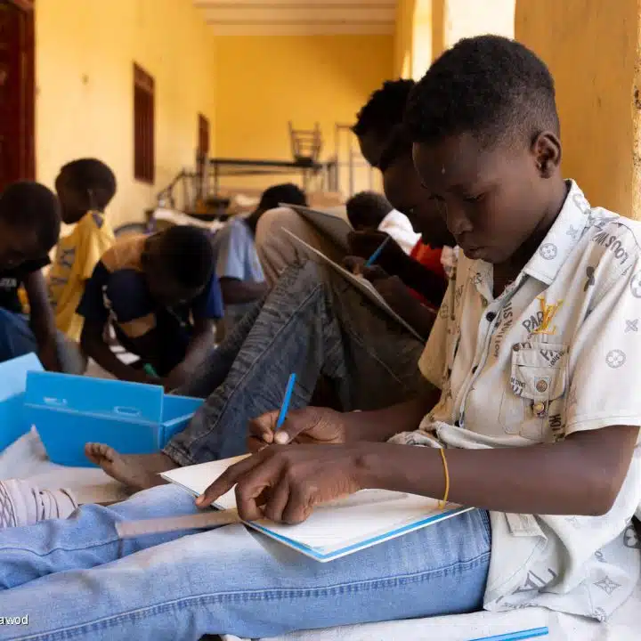 Le 23 septembre, des enfants participent à un atelier de dessin et d'art dans un centre soutenu par l'UNICEF dans la ville d'Atbara, dans l'État du Nil, au Soudan. © UNICEF/UNI871013/Dawod