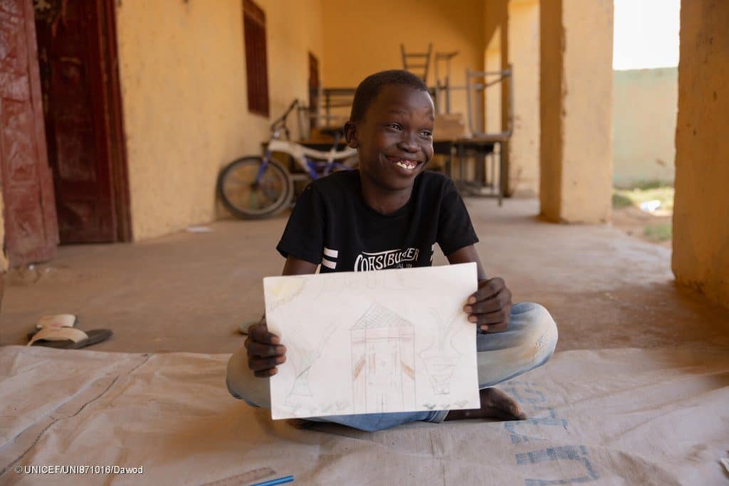 Le 23 septembre, Khalid, 10 ans, brandit fièrement son dessin lors d'une séance d'art dans un centre soutenu par l'UNICEF dans la ville d'Atbara, dans l'État du Nil, au Soudan. © UNICEF/UNI871016/Dawod