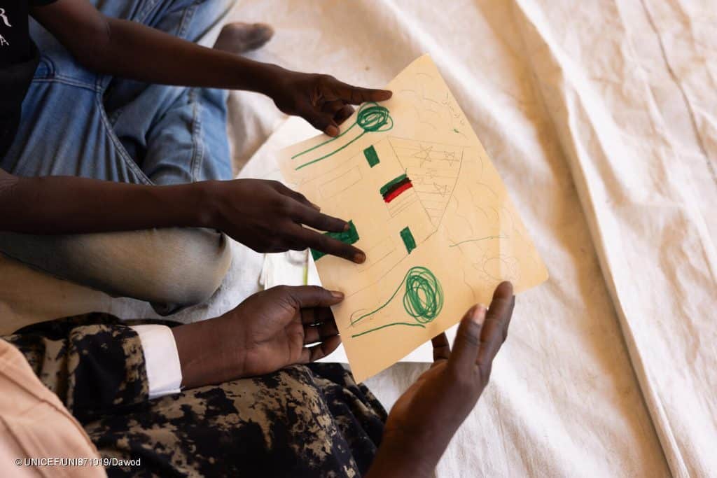 Le 23 septembre, Khalid, 10 ans, brandit fièrement son dessin lors d'une séance d'art dans un centre soutenu par l'UNICEF dans la ville d'Atbara, dans l'État du Nil, au Soudan. © UNICEF/UNI871019/Dawod