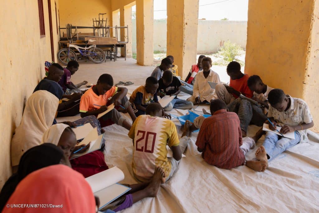 Le 23 septembre, des enfants participent à un atelier de dessin et d'art dans un centre soutenu par l'UNICEF dans la ville d'Atbara, dans l'État du Nil au Soudan. © UNICEF/UNI871021/Dawod