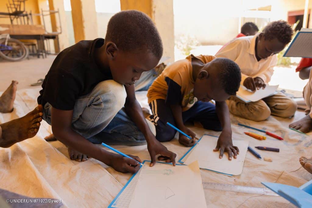 Le 23 septembre, des enfants participent à un atelier de dessin et d'art dans un centre soutenu par l'UNICEF dans la ville d'Atbara, dans l'État du Nil au Soudan. © UNICEF/UNI871022/Dawod