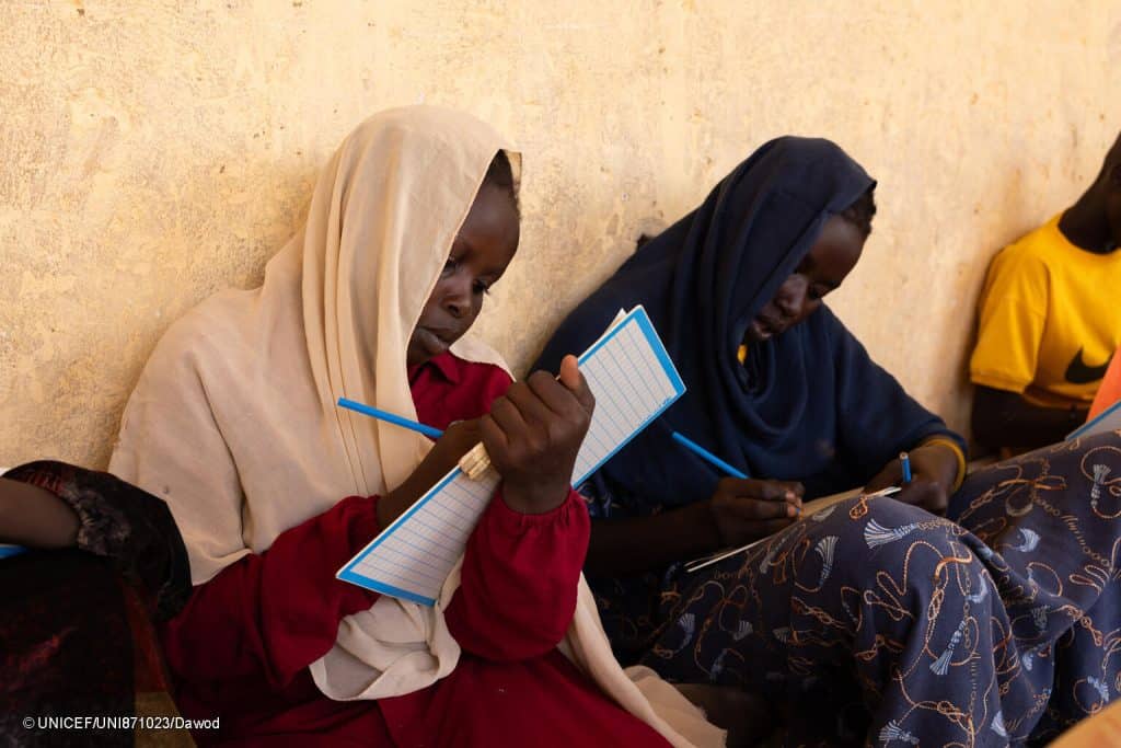 Le 23 septembre, des enfants participent à un atelier de dessin et d'art dans un centre soutenu par l'UNICEF dans la ville d'Atbara, dans l'État du Nil au Soudan. © UNICEF/UNI871023/Dawod