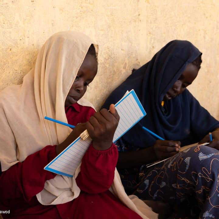 Le 23 septembre, des enfants participent à un atelier de dessin et d'art dans un centre soutenu par l'UNICEF dans la ville d'Atbara, dans l'État du Nil au Soudan. © UNICEF/UNI871023/Dawod