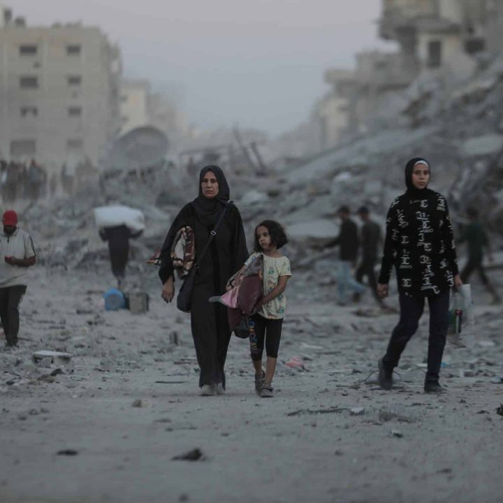Le 10 octobre 2025, des milliers de familles palestiniennes empruntent la route côtière pour retourner dans le nord de Gaza. © UNICEF/UNI876931/Nateel