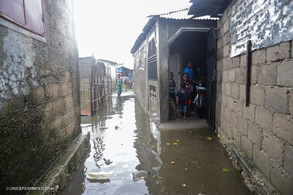 Le 29 octobre 2025, des maisons sont inondées après le passage de l'ouragan Melissa dans le quartier de Lylette aux Cayes, dans le sud d'Haïti. © UNICEF/UNI887425/Noel