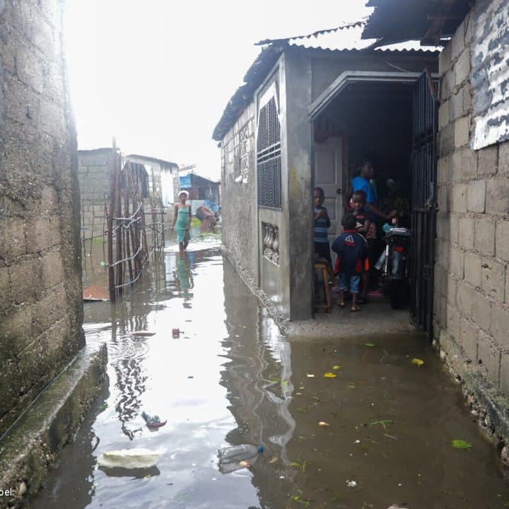 Le 29 octobre 2025, des maisons sont inondées après le passage de l'ouragan Melissa dans le quartier de Lylette aux Cayes, dans le sud d'Haïti. © UNICEF/UNI887425/Noel