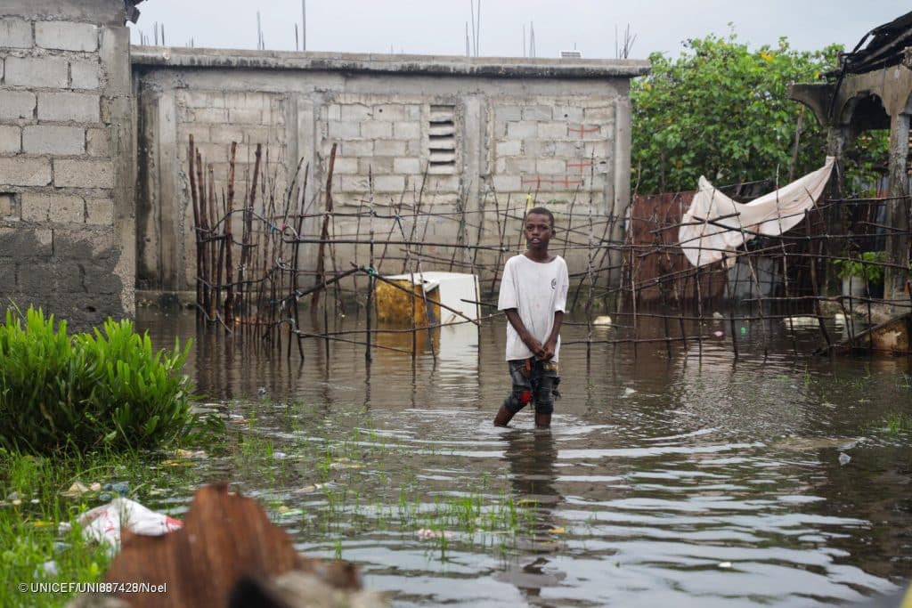 Photo prise d'un enfant dans le quartier inondé de Lylette après le passage de l'ouragan Melissa aux Cayes, dans le sud d'Haïti, le 29/10/2025. © UNICEF/UNI887428/Noel
