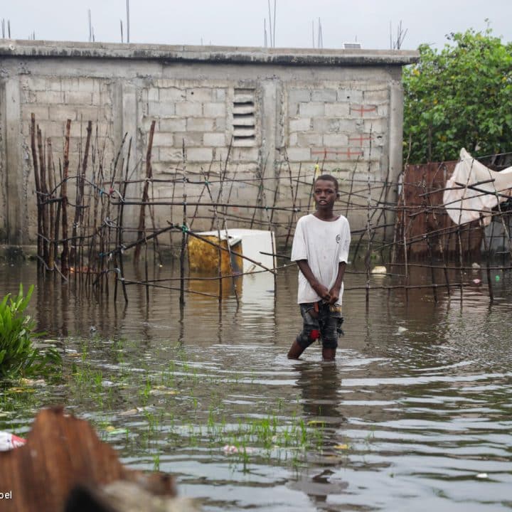 Photo prise d'un enfant dans le quartier inondé de Lylette après le passage de l'ouragan Melissa aux Cayes, dans le sud d'Haïti, le 29/10/2025. © UNICEF/UNI887428/Noel