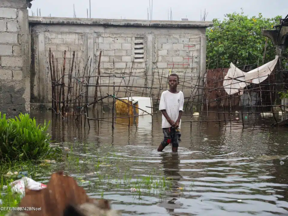 Photo prise d'un enfant dans le quartier inondé de Lylette après le passage de l'ouragan Melissa aux Cayes, dans le sud d'Haïti, le 29/10/2025. © UNICEF/UNI887428/Noel