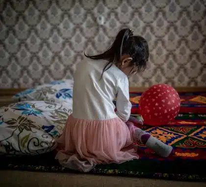 Partout dans le monde, des enfants sont exposés aux violences conjugales perpétrées contre leur mère