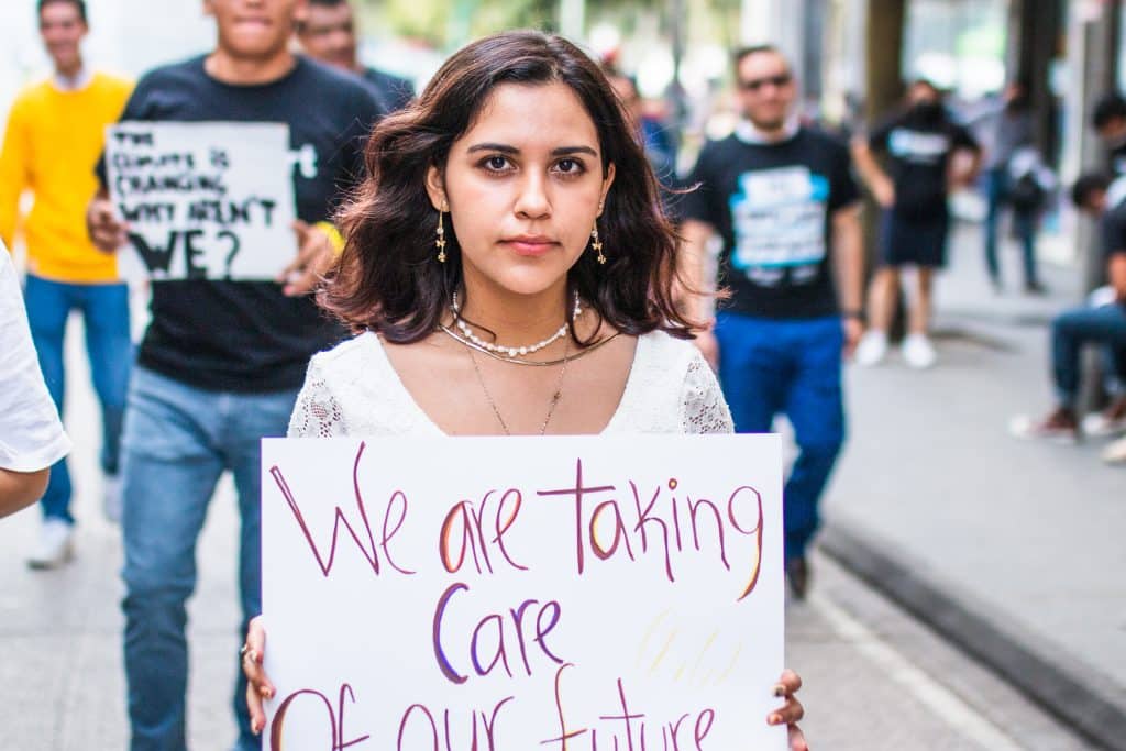 Sofia, 18 ans, membre « U-report» participe à une activité sur le changement climatique sur la place principale de Guatemala City. © UNICEF/UN0585482/Willocq