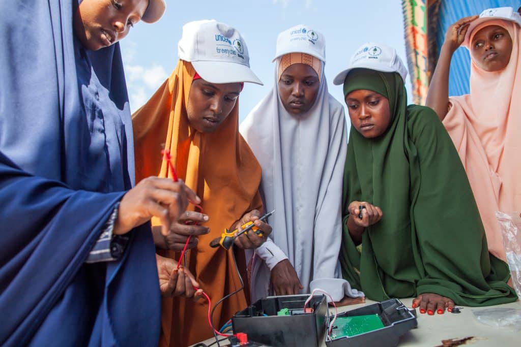 Amina, 24 ans, apprend à installer des panneaux solaires au Centre d'autonomisation des jeunes soutenu par l'UNICEF à Dollow, en Somalie. Le Centre propose des formations en construction, ingénierie et plomberie aux jeunes Somaliens et Somaliennes déplacés. © UNICEF/UNI226065/Naftalin