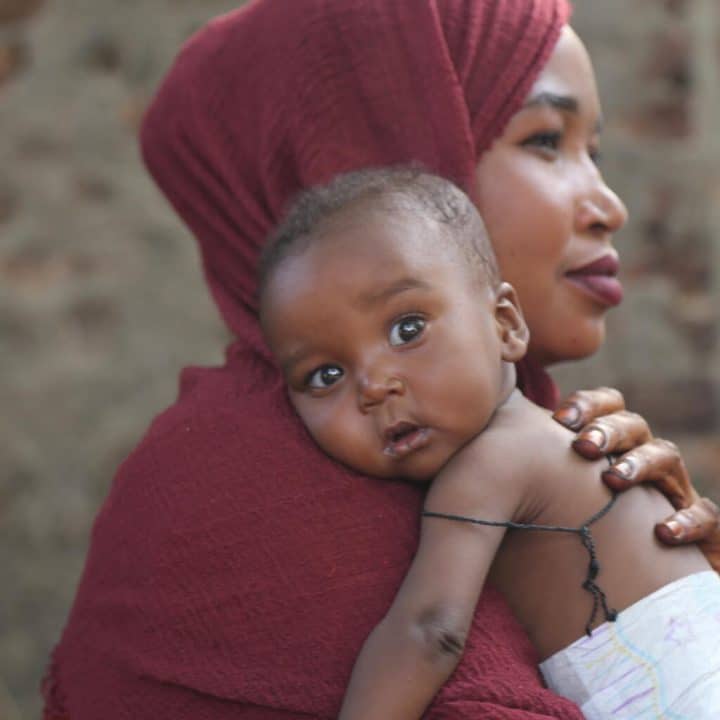Au Soudan, Manahil serre son fils de 6 mois dans ses bras, qui souffre de malnutrition aiguë sévère et bénéficie d’un programme de nutrition soutenu par l’UNICEF. © UNICEF/UNI593639/
