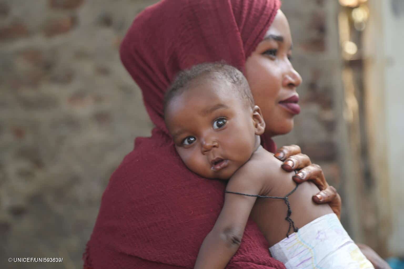 Au Soudan, Manahil serre son fils de 6 mois dans ses bras, qui souffre de malnutrition aiguë sévère et bénéficie d’un programme de nutrition soutenu par l’UNICEF. © UNICEF/UNI593639/