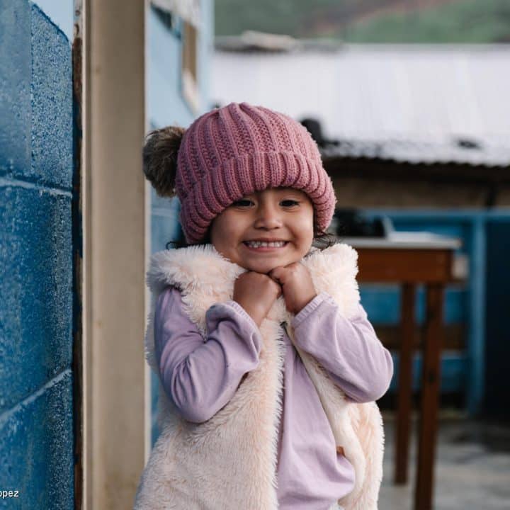 Le 17 mars 2025, à Chiretzaaj, Cobán, au Guatemala, Amani, 3 ans, sourit devant le centre de santé local. © UNICEF/UNI768477/Lopez