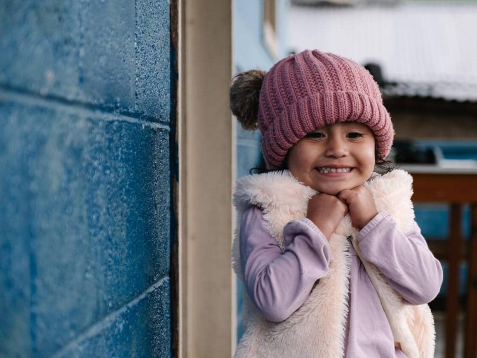 Le 17 mars 2025, à Chiretzaaj, Cobán, au Guatemala, Amani, 3 ans, sourit devant le centre de santé local. © UNICEF/UNI768477/Lopez