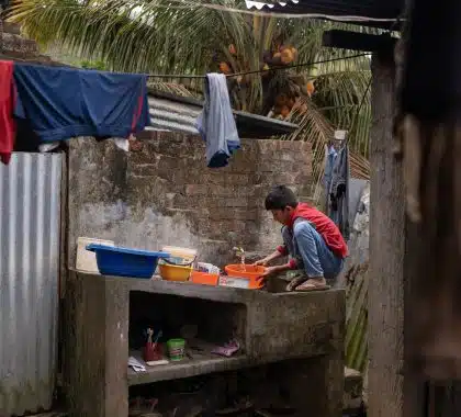 Plus de 400 millions d’enfants dans le monde vivent dans la pauvreté et sont privés d’accès à au moins deux services essentiels du quotidien