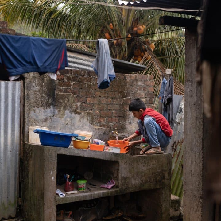 Un enfant collecte de l'eau. Ayacucho, Pérou, le 7 septembre 2025 © UNICEF/UNI864620/Ponce