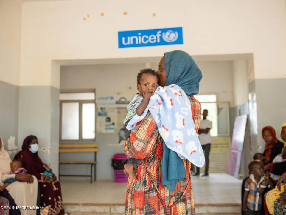 Le 16 octobre, Naba se rend au centre nutritionnel Eid Hussein dans l'État de Khartoum pour faire soigner son fils Adnan, âgé de 7 mois, qui souffre de malnutrition sévère. © UNICEF/UNI880900/Elfatih