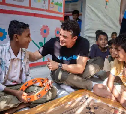 Bangladesh : Orlando Bloom en visite auprès des enfants rohingyas