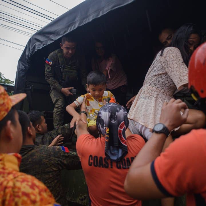 typhon fung-wong philippines enfants évacuation