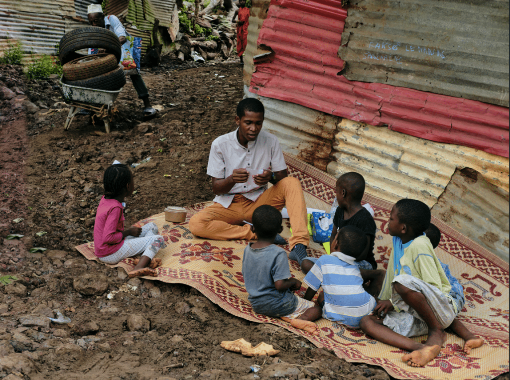 Un éducateur de l'association mahoraise Le Village d'Eva intervient en maraude auprès d'enfants affectés par le cyclone Chido. Mayotte, Avril 2025© Nayl Mtoubani