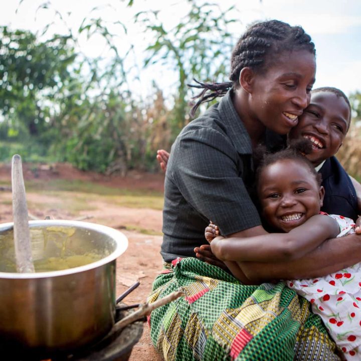 Maria, séropositive, pose avec ses deux enfants séronégatifs, Joyous et Eliza. © UNICEF/UNI272920/Schermbrucker
