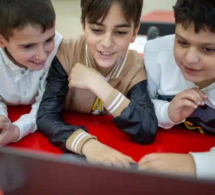 Les restrictions d’âge ne suffisent pas à garantir la sécurité des enfants en ligne