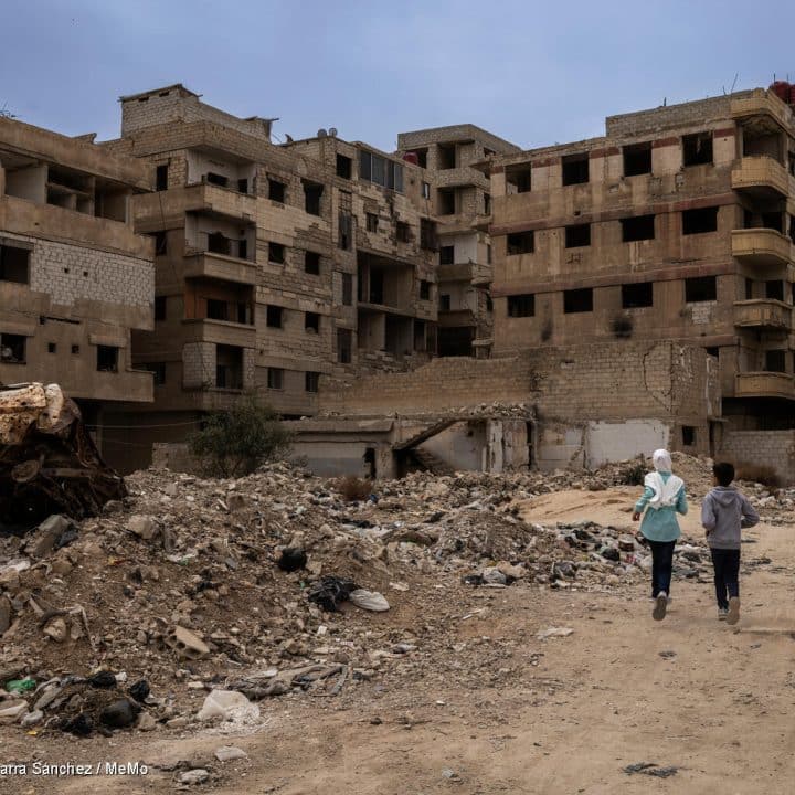 En Syrie, Basima court dans les rues d'Ain Tarma, une ville qui porte encore les traces de la guerre. Elle a perdu son père lors du conflit alors qu'elle n'avait que deux ans. © UNICEF/UNI790024/Ibarra Sánchez / MeMo