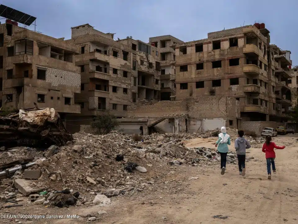 En Syrie, Basima court dans les rues d'Ain Tarma, une ville qui porte encore les traces de la guerre. Elle a perdu son père lors du conflit alors qu'elle n'avait que deux ans. © UNICEF/UNI790024/Ibarra Sánchez / MeMo