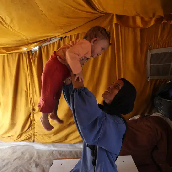 Rania et ses filles, originaires du nord de la bande de Gaza, ont été déplacées vers le sud où les conditions de vie sont extrêmement difficiles. © UNICEF/UNI879913/El Baba