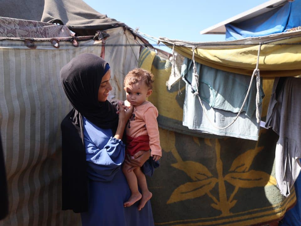 Rania et ses filles, originaires du nord de la bande de Gaza et déplacées vers le sud, se portent aujourd'hui mieux grâce à l'aide reçue de la part des équipes de l'UNICEF. © UNICEF/UNI879914/El Baba