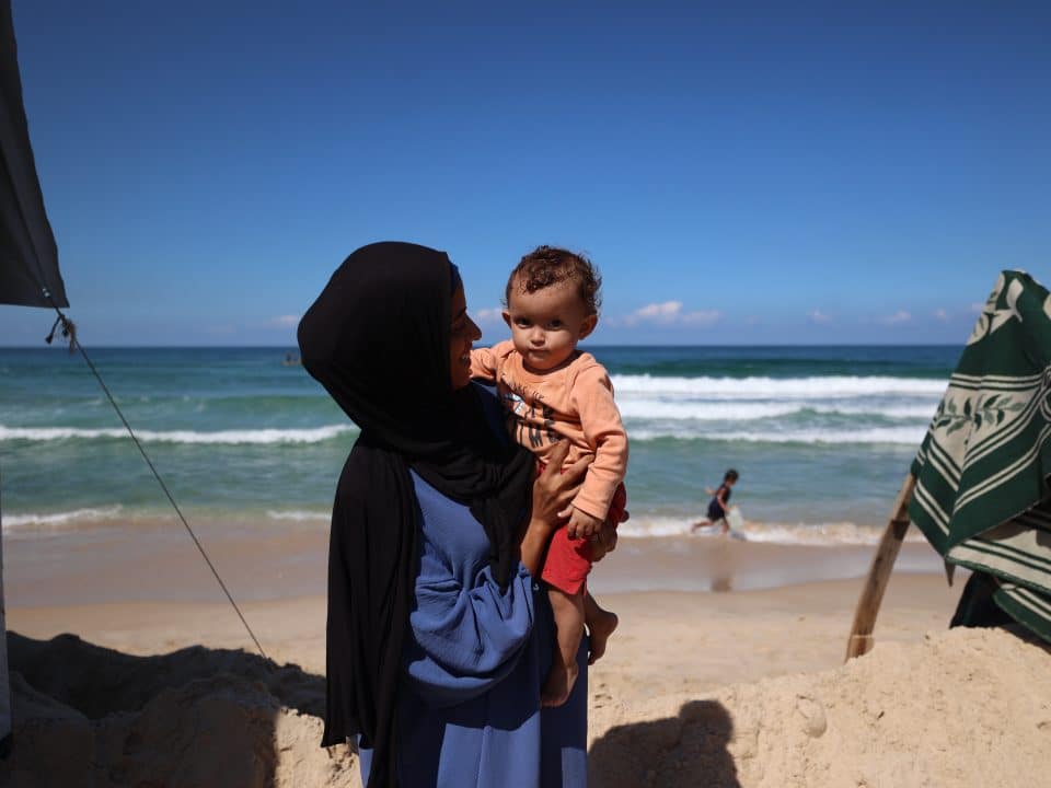 Rania et ses filles, originaires du nord de la bande de Gaza et déplacées vers le sud, se portent aujourd'hui mieux grâce à l'aide reçue de la part des équipes de l'UNICEF. © UNICEF/UNI879913/El Baba