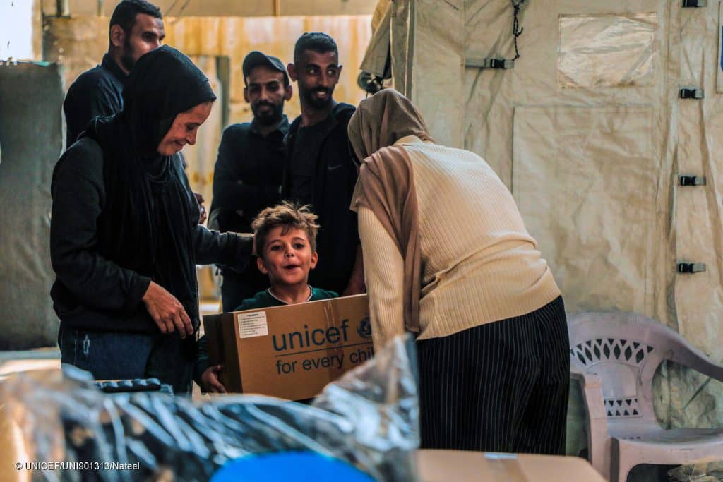 L'UNICEF distribue des kits hiver aux enfants de la bande de Gaza. © UNICEF/UNI901313/Nateel