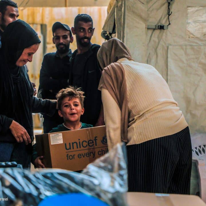 L'UNICEF distribue des kits hiver aux enfants de la bande de Gaza. © UNICEF/UNI901313/Nateel