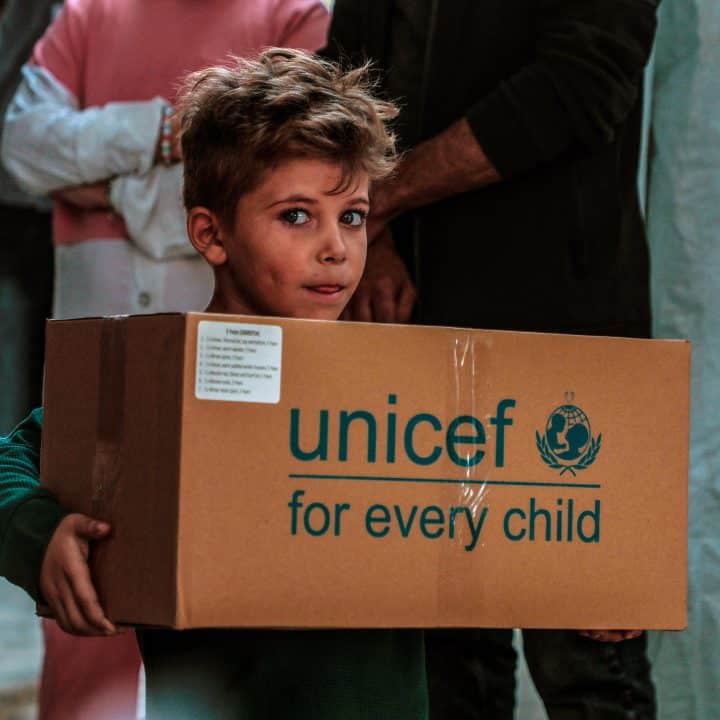 L'UNICEF distribue des kits hiver aux enfants de la bande de Gaza, alors que les tempêtes hivernales aggravent les difficultés des familles. © UNICEF/UNI901314/Nateel