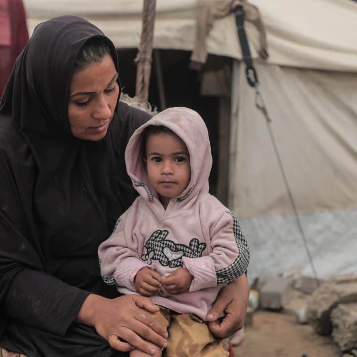 Au cours des deux dernières années, les familles de la bande de Gaza ont été déplacées à plusieurs reprises et ont tout perdu. © UNICEF/UNI901340/Nateel
